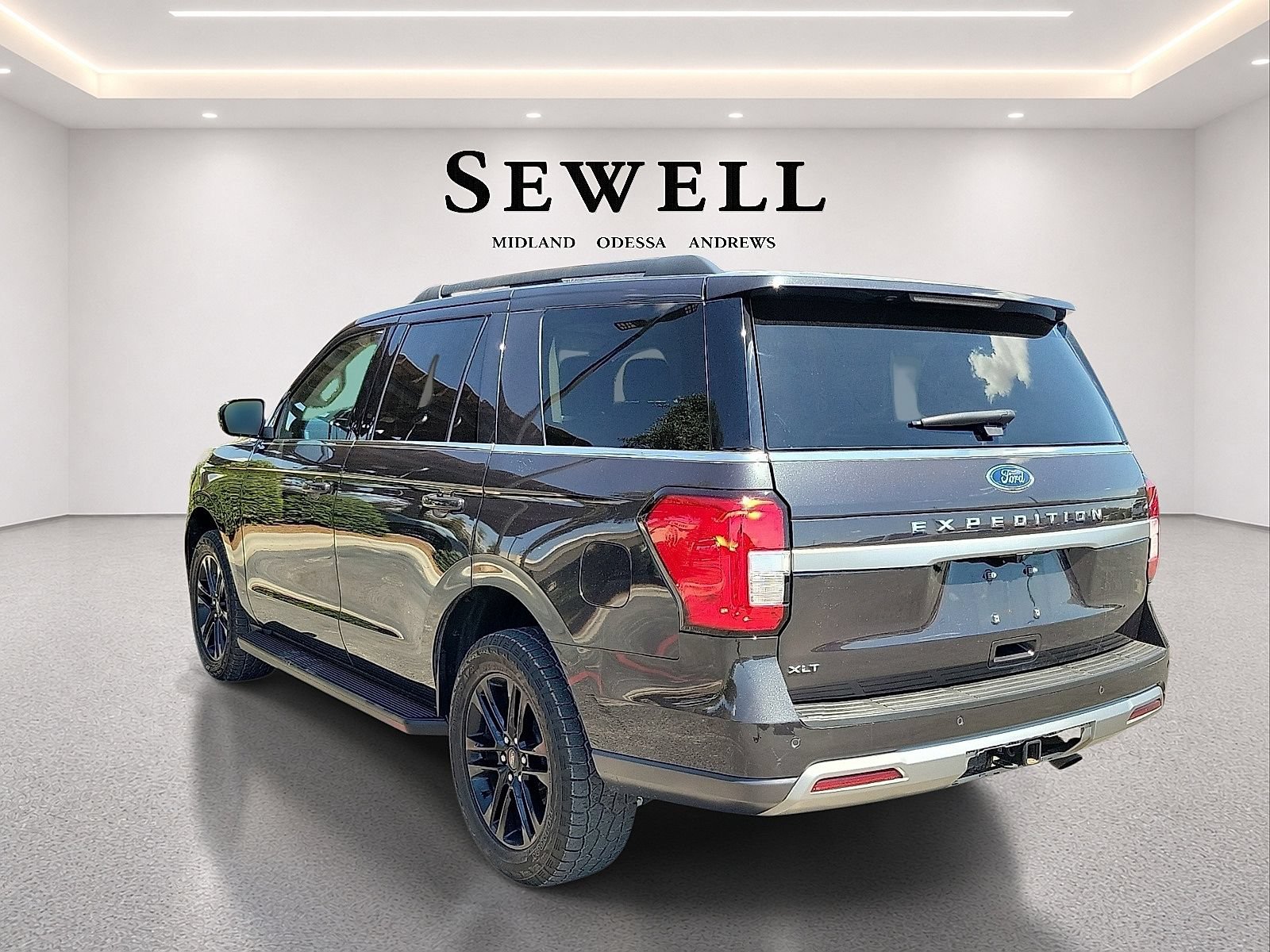 Certified 2024 Ford Expedition XLT RWD image 3