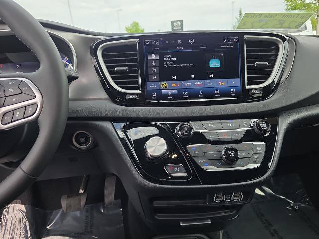 Used 2025 Chrysler Pacifica Select FWD image 25