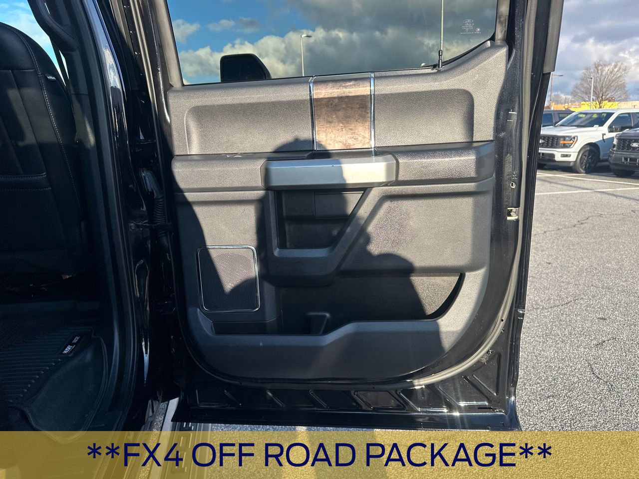 Certified 2022 Ford F250 Lariat w/ Black Appearance Package image 18