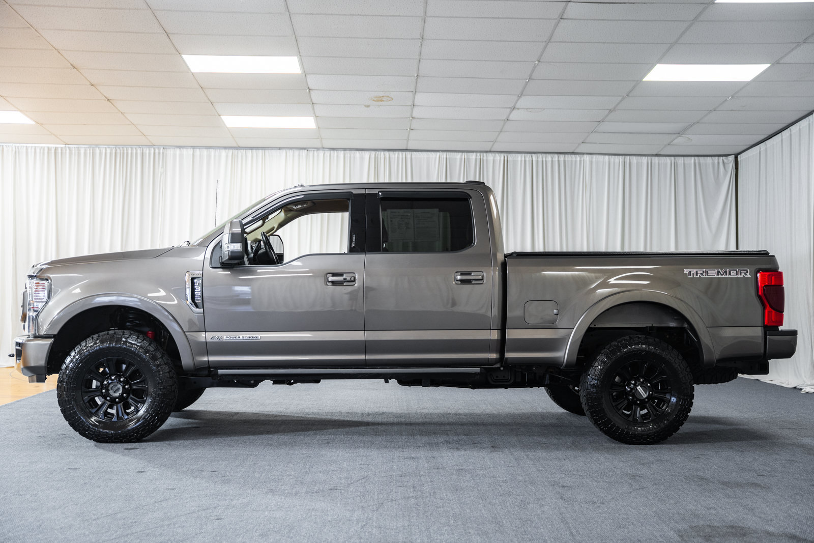 Certified 2022 Ford F350 Lariat w/ Tremor Off-Road Package AWD/4WD image 4