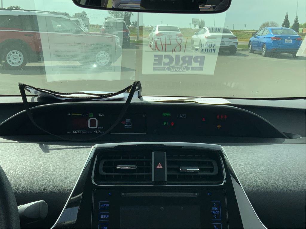 Used 2019 Toyota Prius L Eco w/ Carpet Mat Package image 18