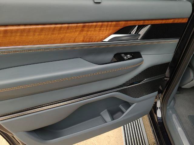 Used 2024 Jeep Grand Wagoneer Series III AWD/4WD image 17