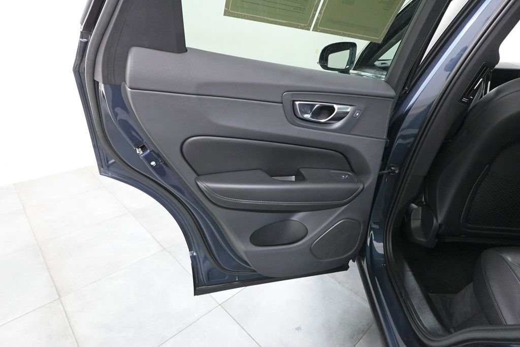 Used 2023 Volvo XC60 B5 Core image 23