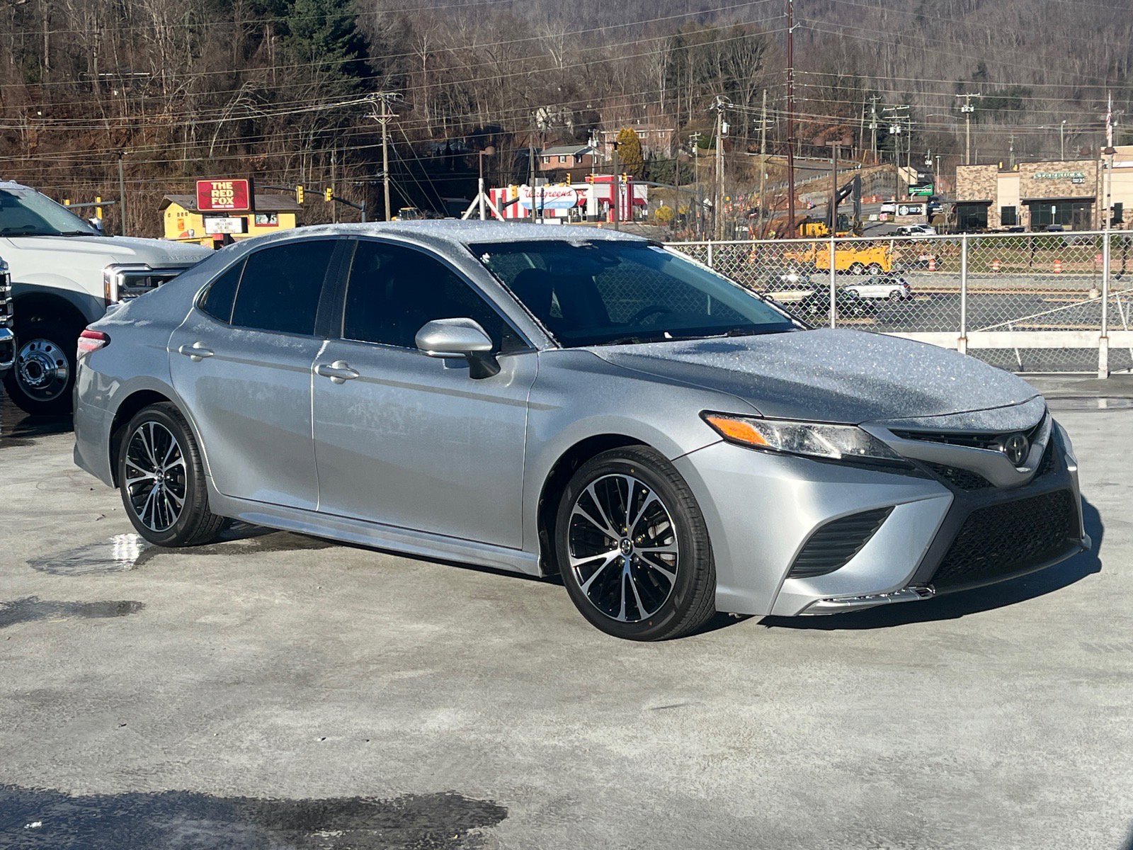 Used 2018 Toyota Camry SE image 1