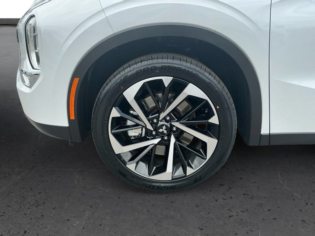 Used 2023 Mitsubishi Outlander SE FWD image 13