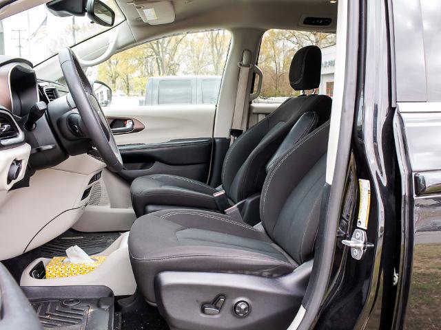 Used 2023 Chrysler Voyager LX FWD image 17