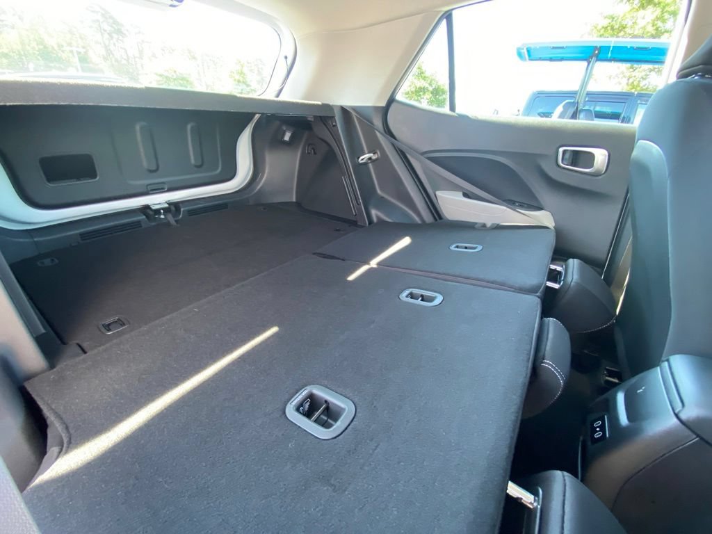 Used 2025 Hyundai Venue SEL FWD image 29