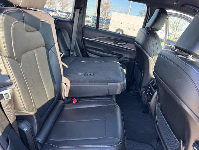 Used 2024 Jeep Grand Cherokee Limited w/ Black Appearance Package image 32