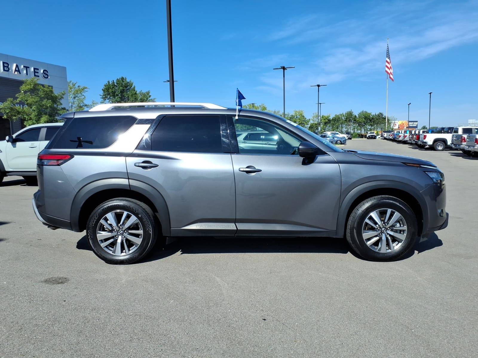 Used 2025 Nissan Pathfinder SL FWD image 2