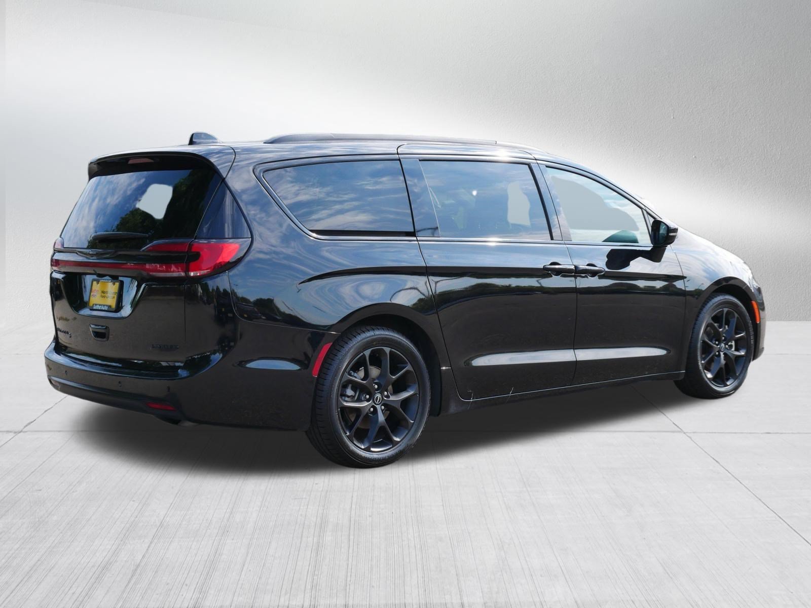 Used 2026 Chrysler Pacifica Limited w/ S Appearance Package FWD image 7