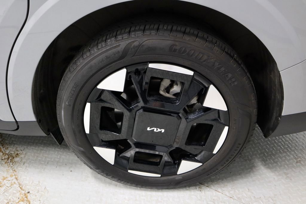 Used 2025 Kia Carnival EX image 20