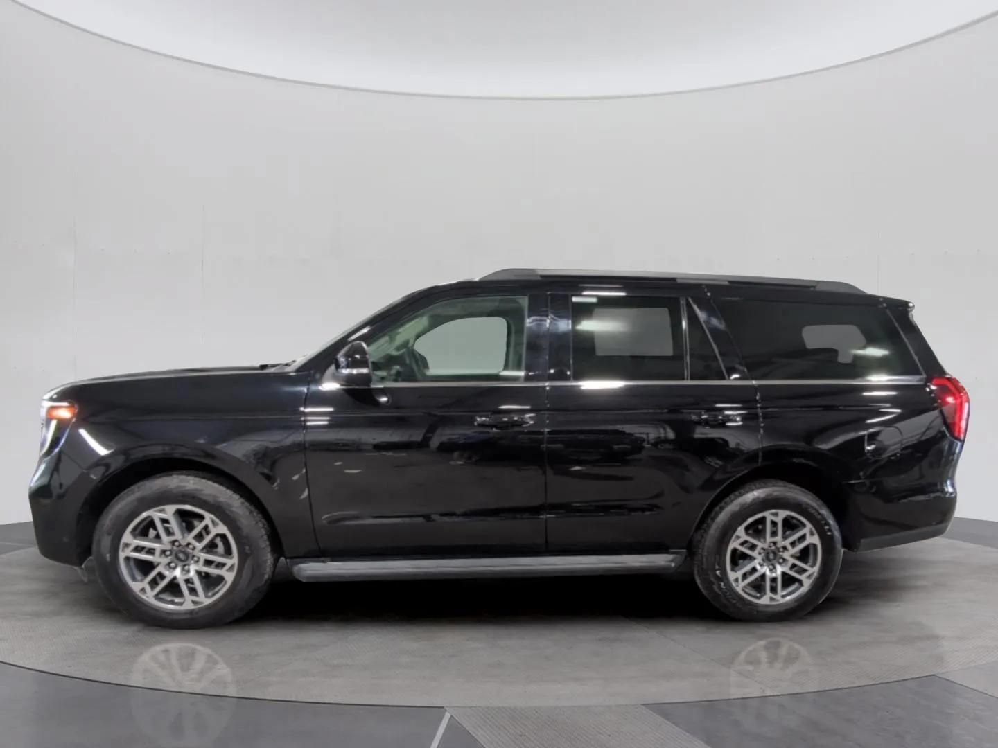 Certified 2025 Ford Expedition Active AWD/4WD image 2