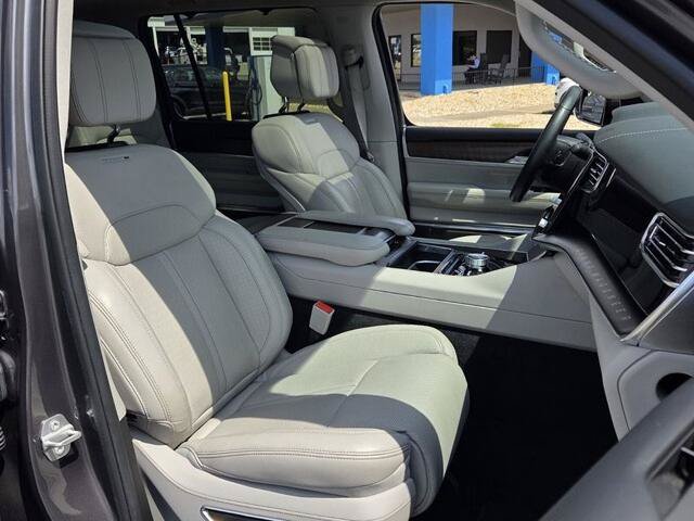 Used 2022 Jeep Grand Wagoneer Series I AWD/4WD image 17