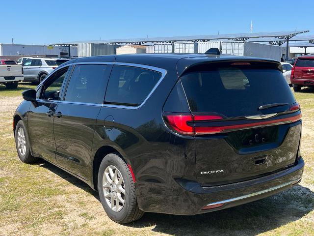 Used 2025 Chrysler Pacifica Select FWD image 5