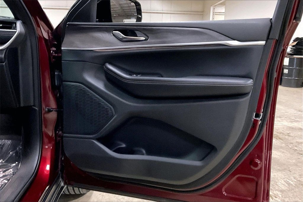 Used 2024 Jeep Grand Cherokee Limited image 22