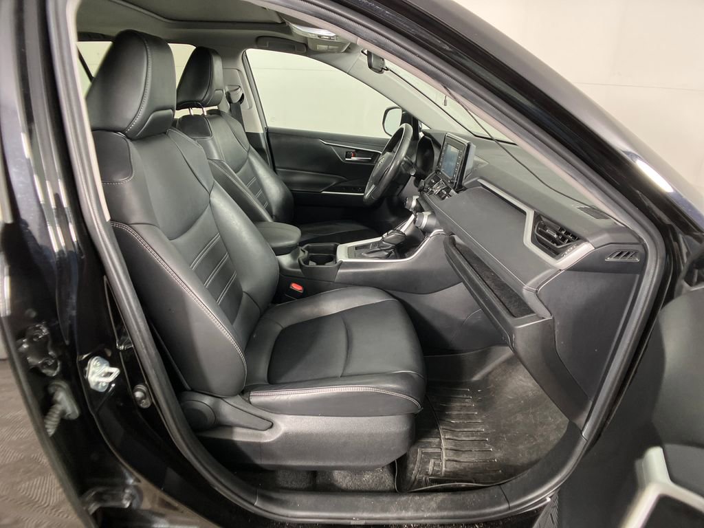Used 2021 Toyota RAV4 XLE Premium image 5