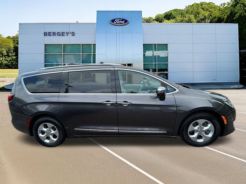 Used 2017 Chrysler Pacifica Platinum FWD image 4