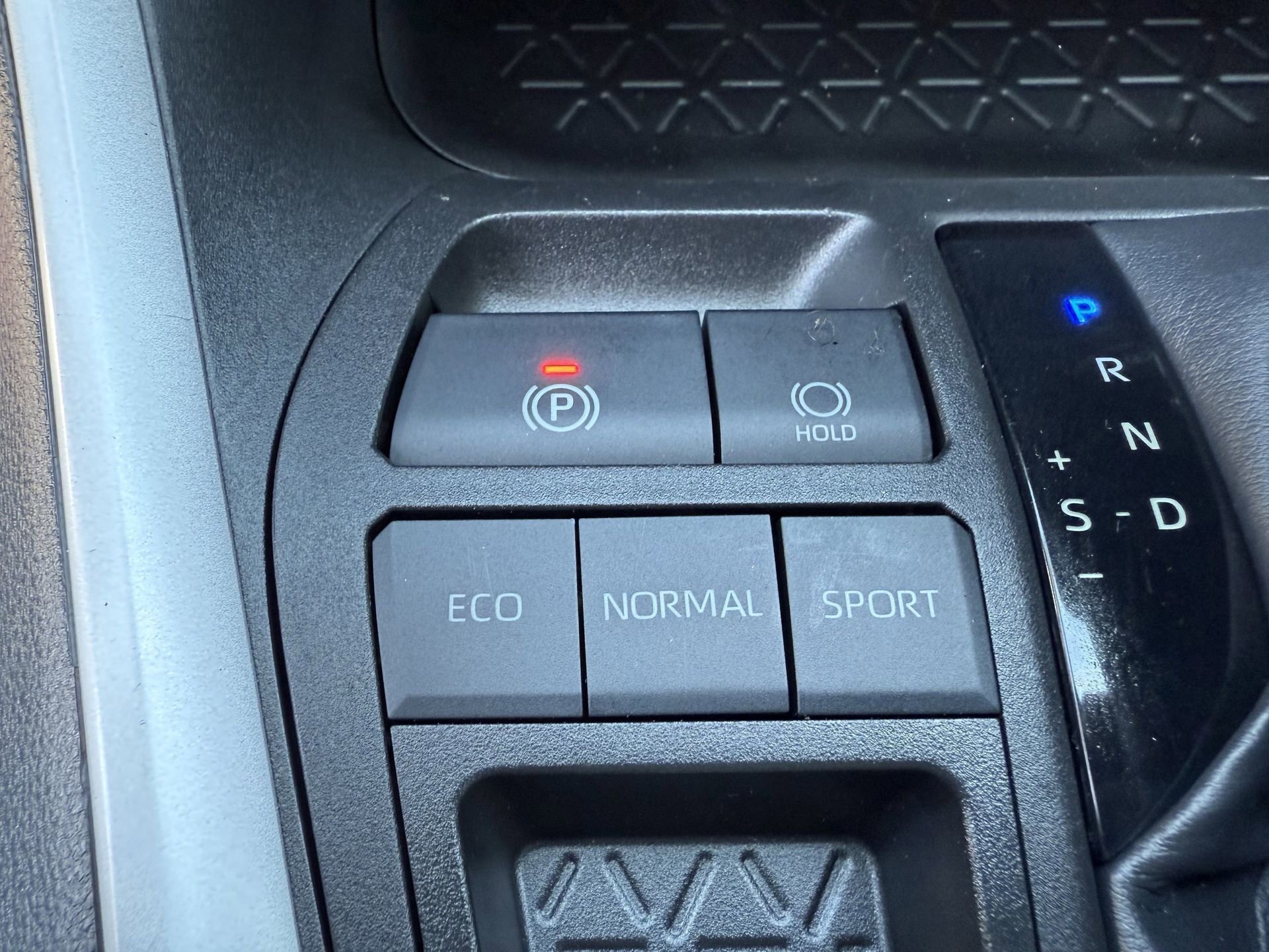 Used 2022 Toyota RAV4 XLE image 18