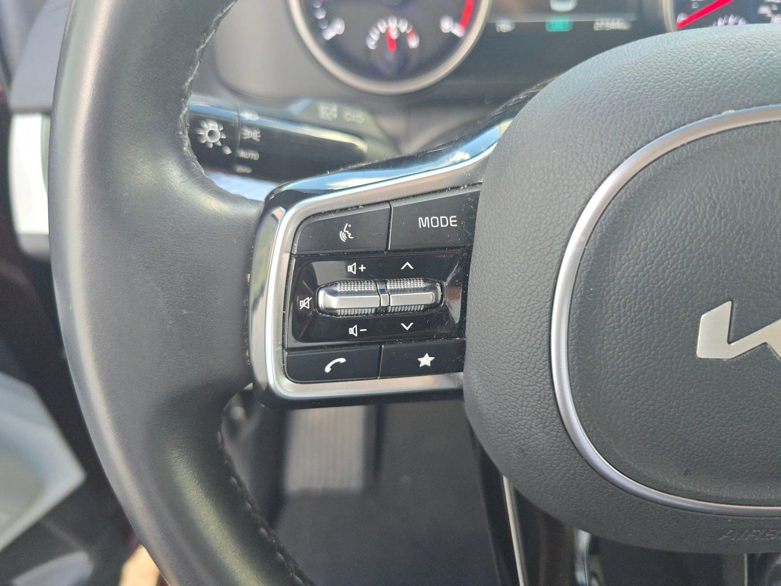 Used 2024 Kia Carnival LX image 14