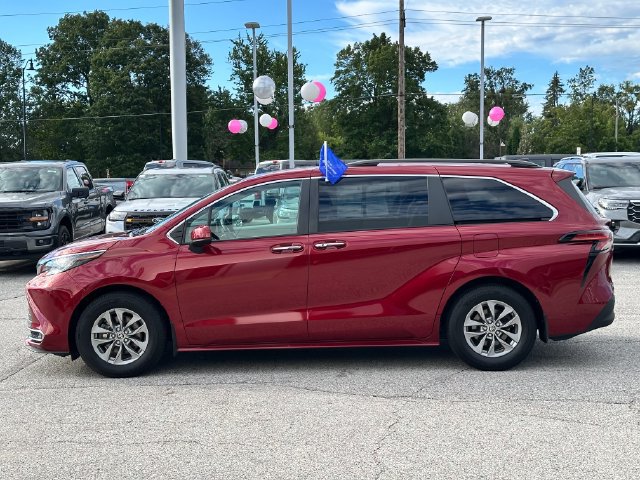 Used 2022 Toyota Sienna XLE FWD image 4