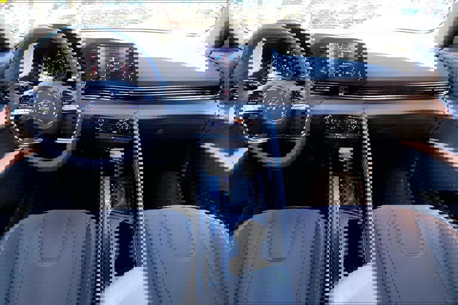 Used 2023 Hyundai Elantra SEL w/ Preferred Accessory Package image 16