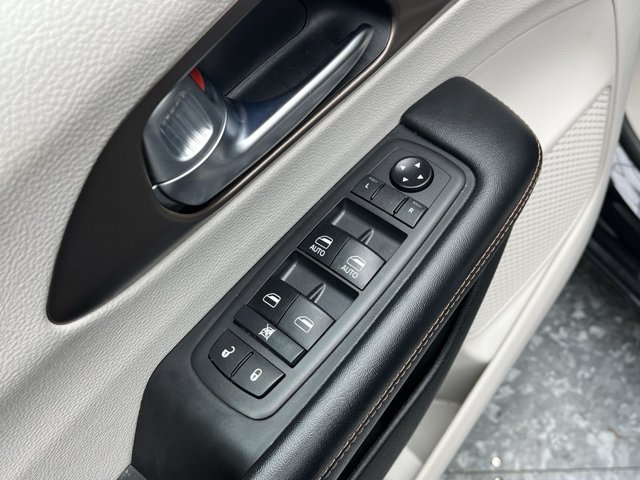 Used 2019 Chrysler Pacifica Touring-L FWD image 9