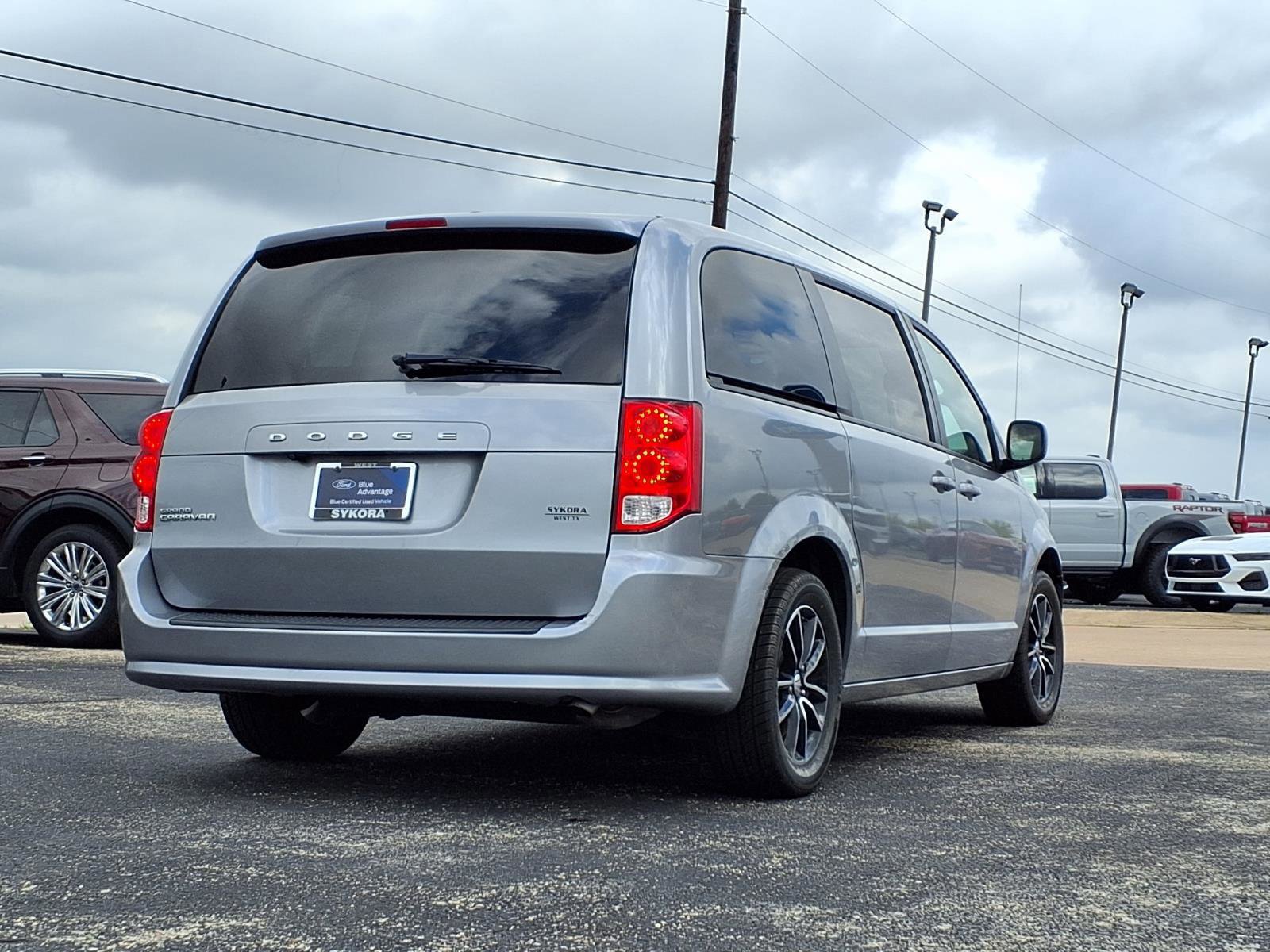 Used 2018 Dodge Grand Caravan SE image 3