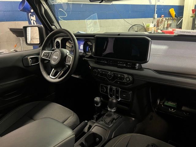 Used 2025 Jeep Wrangler Unlimited Sahara AWD/4WD image 7