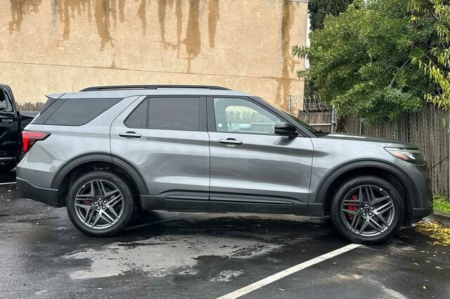 Certified 2025 Ford Explorer ST-Line w/ ST-Line Street Pack image 7
