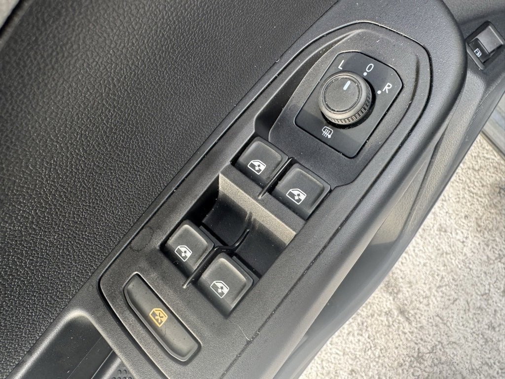 Used 2023 Volkswagen Taos SE w/ Panoramic Sunroof Package image 28