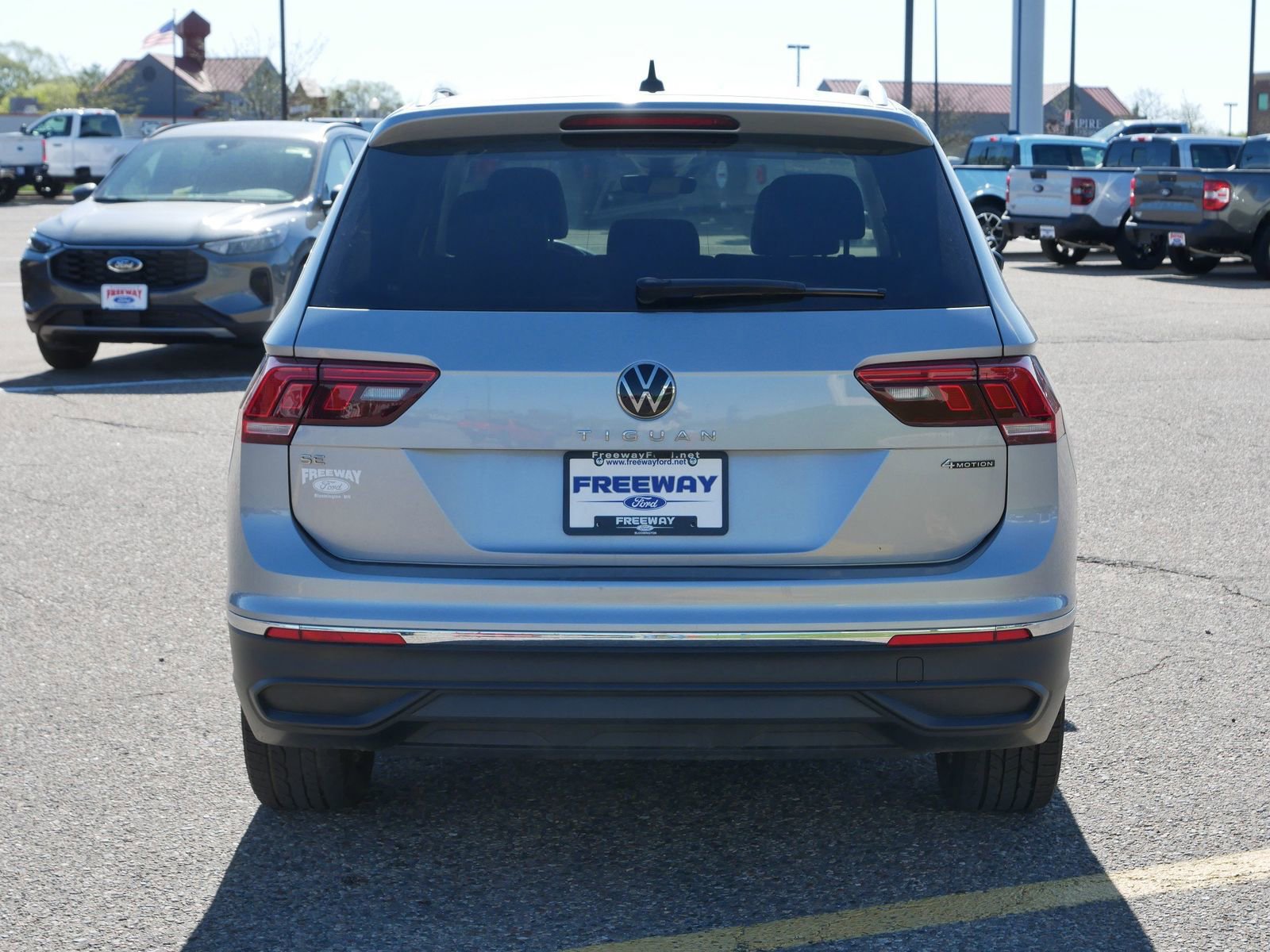 Used 2024 Volkswagen Tiguan SE AWD/4WD image 4