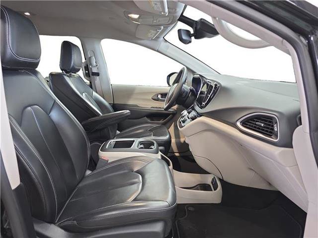 Used 2023 Chrysler Pacifica Touring-L image 17