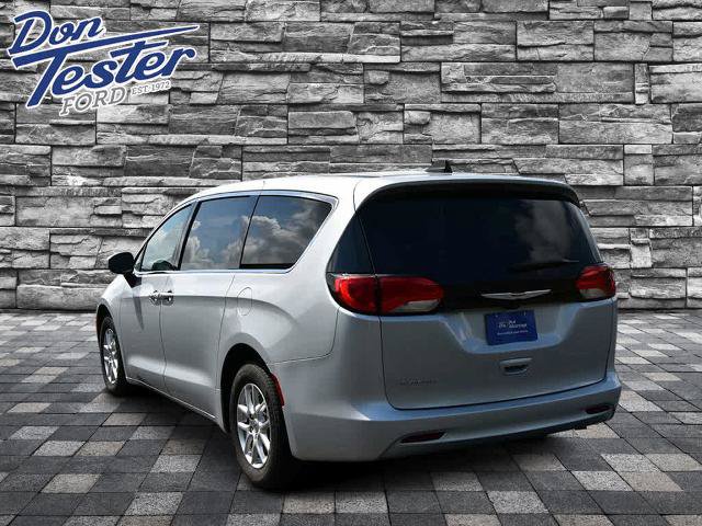 Used 2022 Chrysler Voyager LX FWD image 5