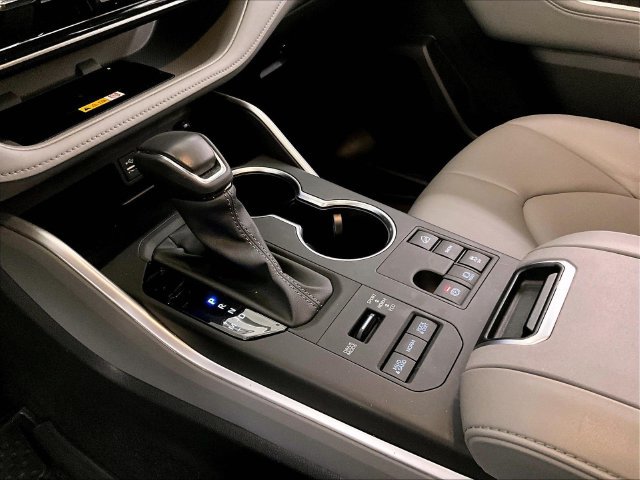 Used 2024 Toyota Highlander XLE AWD/4WD image 16