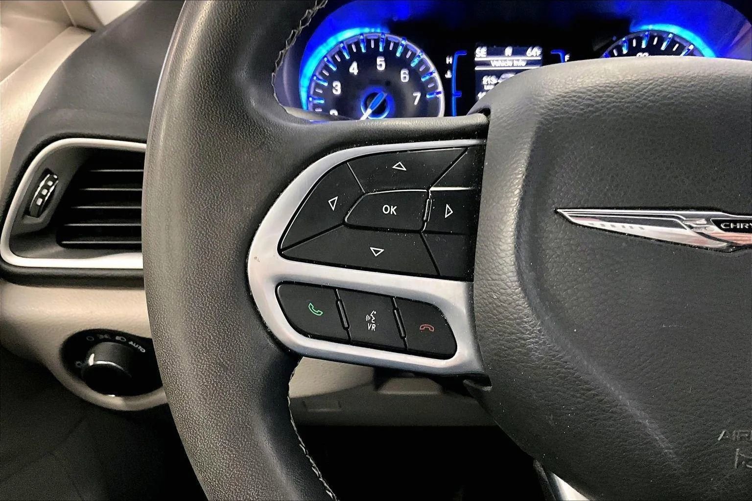 Used 2022 Chrysler Voyager LX image 17