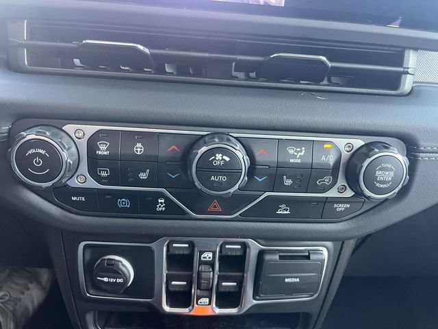 Used 2025 Jeep Wrangler Unlimited Sahara AWD/4WD image 29