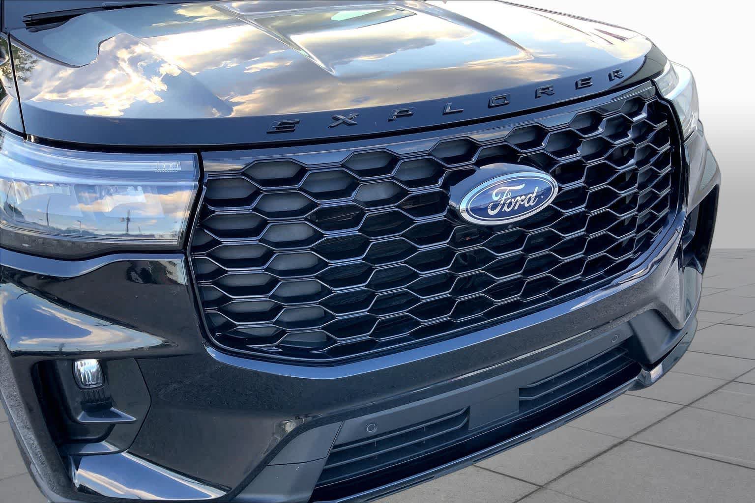 Certified 2025 Ford Explorer ST-Line w/ ST-Line Street Pack AWD/4WD image 30