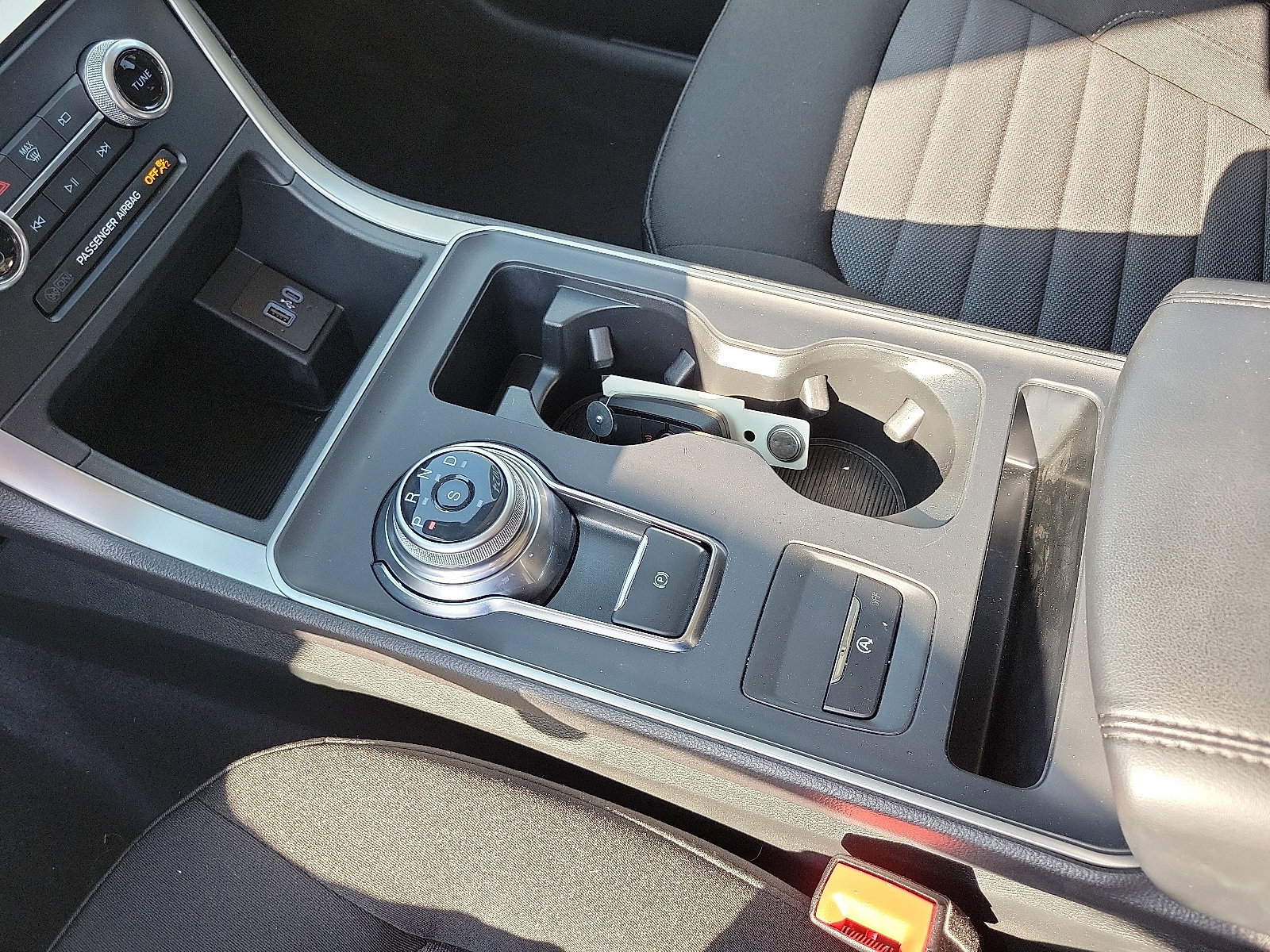 Certified 2024 Ford Edge SE w/ Black Appearance Package image 9