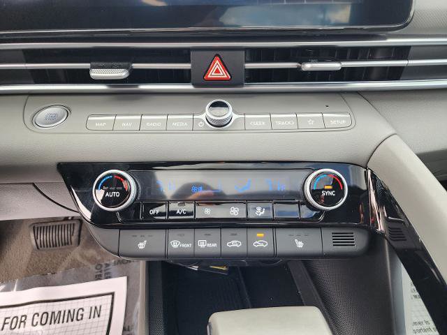 Used 2025 Hyundai Elantra SEL image 14