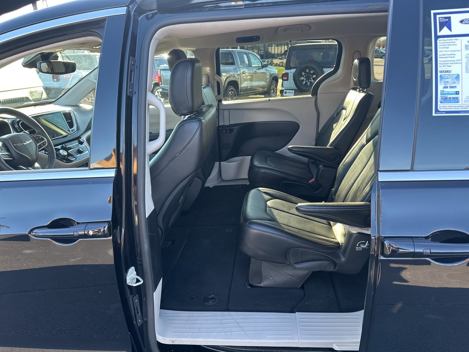 Used 2024 Chrysler Pacifica Touring-L image 7