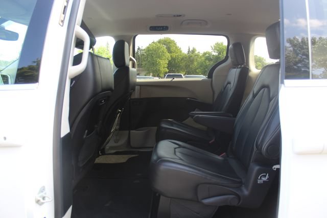 Used 2024 Chrysler Pacifica Touring-L FWD image 29