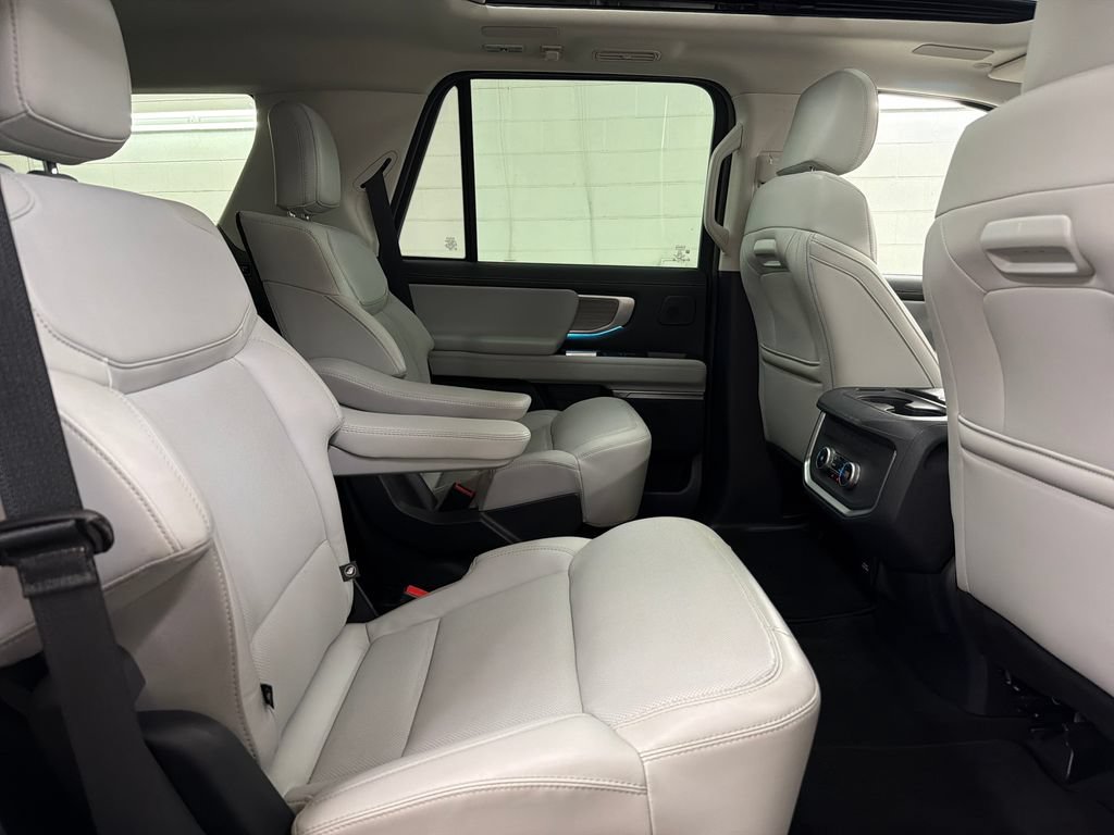 Certified 2025 Ford Expedition Platinum w/ Driver's Package AWD/4WD image 34