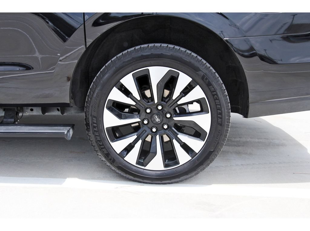 Certified 2025 Ford Expedition Max Platinum w/ Driver's Package AWD/4WD image 30