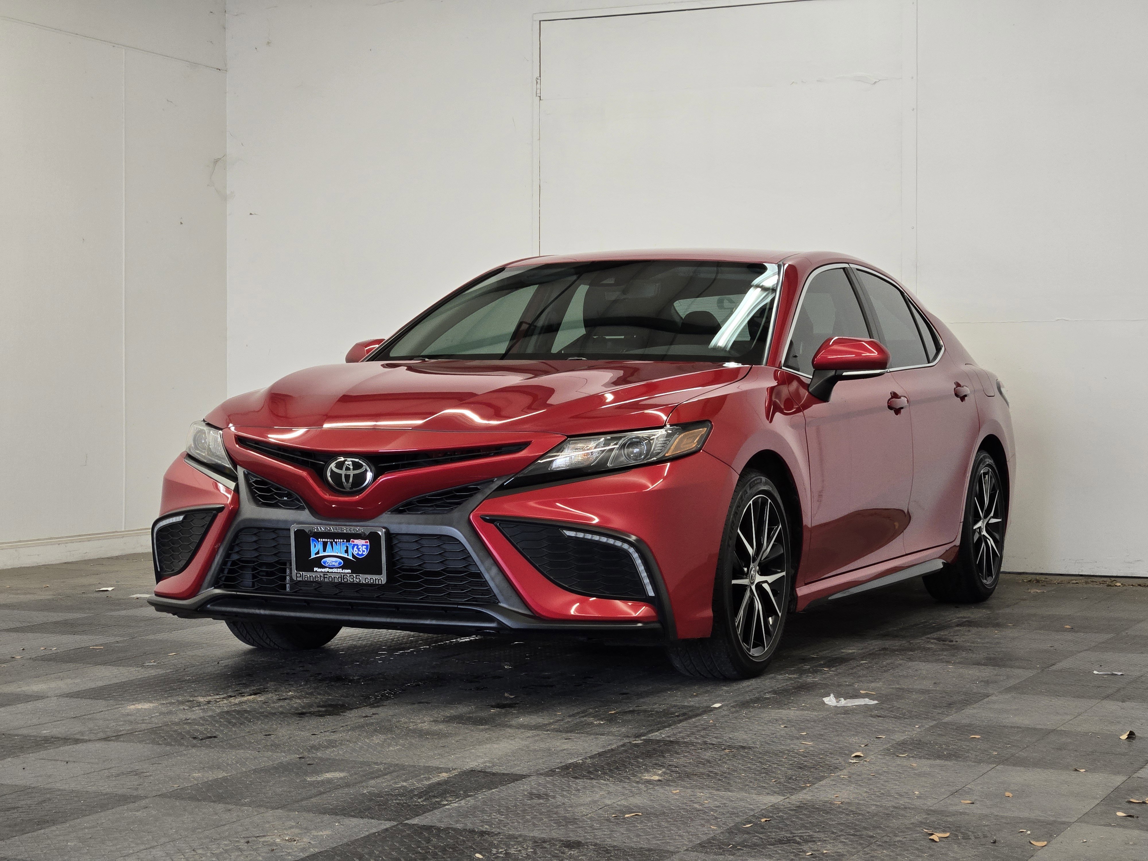 Used 2022 Toyota Camry SE video 4