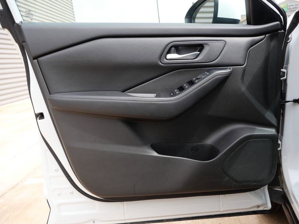 Used 2024 Nissan Rogue SV AWD/4WD image 19