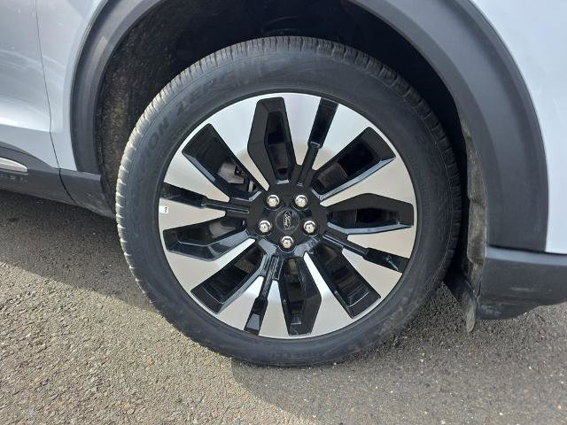 Certified 2025 Ford Explorer Platinum w/ LUX Leather Package AWD/4WD image 11