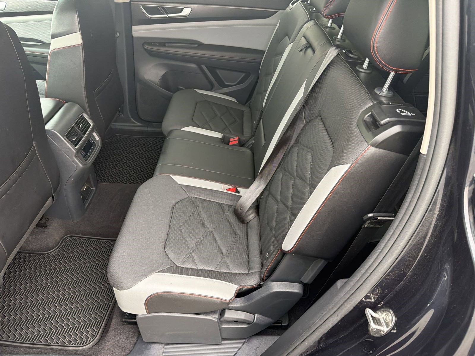 Used 2024 Volkswagen Atlas Peak Edition SE AWD/4WD image 15