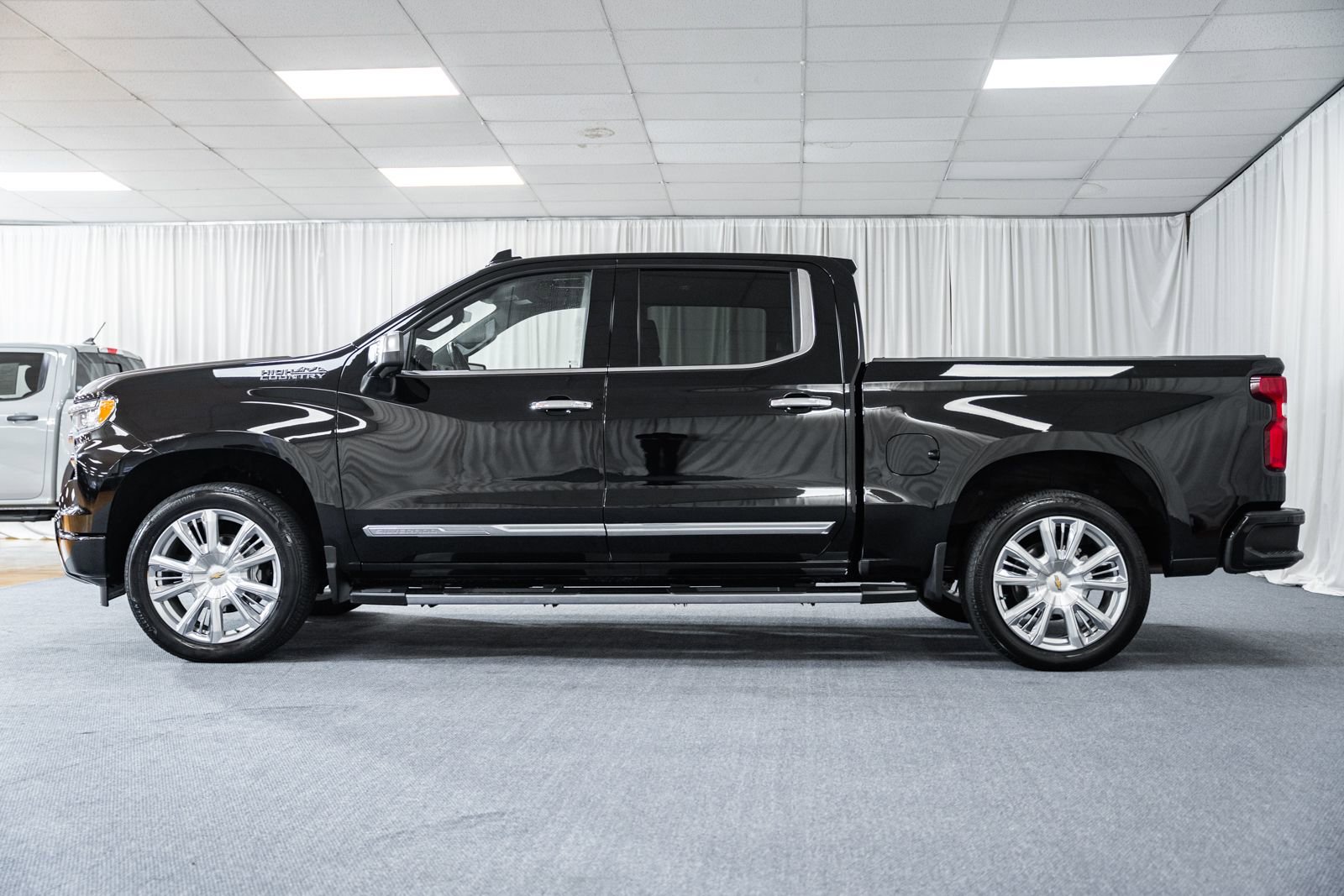 Used 2023 Chevrolet Silverado 1500 High Country w/ High Country Premium Package image 5