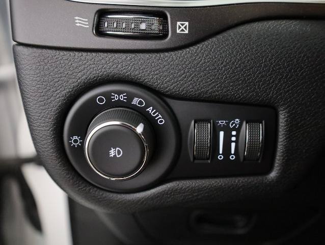 Used 2021 Jeep Cherokee Trailhawk AWD/4WD image 28