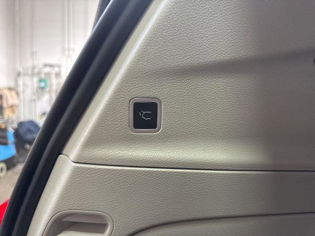 Used 2024 Chrysler Pacifica Touring-L image 35